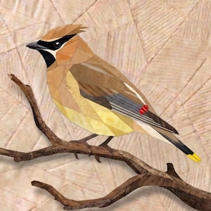 Op de afbeelding: Een cederpestvogel afgebeeld in een geometrische mozaïekstijl, met beige, bruin en geel verenkleed, een zwart oogmasker en een rood accent op de vleugel. De vogel zit op een bruine tak tegen een gestructureerde, lichtbeige gewatteerde achtergrond.