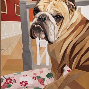 Könnte beinhalten: Ein Wandbehang aus Stoff mit einem geometrischen Patchwork-Porträt einer beigen und weißen Bulldogge. Der Hund befindet sich neben einem grauen Treppengeländer. Im Vordergrund ist ein hellrosa Stoffpaneel mit roten Blumen- und grünen Blattmustern.