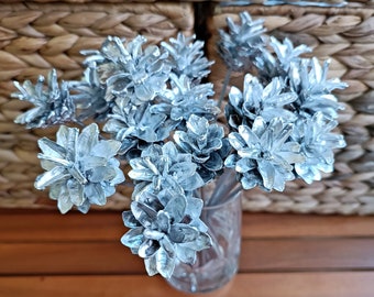 17 piezas de pequeñas flores de piña plateadas en tallo, decoración floral de piña para el hogar, ramo de flores de invierno, piñas pintadas de tallo