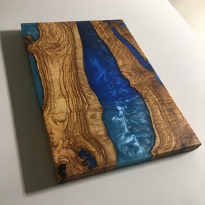 Epoxyhars River Cheese Board, Charcuterie Board - Olijfhouten dienblad met gratis personalisatie, levendige tinten blauw