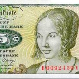 Puede incluir: Un billete antiguo de cinco marcos alemanes. El billete presenta un retrato de una mujer con cabello rizado. El texto "FUNF DEUTSCHE MARK" y "DEUTSCHE BUNDESBANK" están impresos en el billete. El número de serie "B0092439 V" es visible.