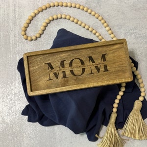 Vassoio gingillo MOM / Vassoio gioielli mamma / Vassoio chiavi mamma / Vassoio in legno di mango per mamma / Regalo per mamma / Regalo per lei / Regalo per la nonna