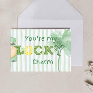 TARJETA IMPRIMIBLE DEL DÍA DE SAN PATRICIO Eres mi amuleto de la suerte Tarjeta linda para un amigo Regalo de trébol de cuatro hojas con rayas Trébol de la suerte Día de San Patricio irlandés
