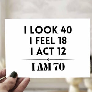 Grappige afdrukbare kaart 70e verjaardag mijlpaal verjaardagscadeau digitale verjaardag 70 jaar 5 x 7 afdrukken thuis Instant kaart Ik kijk 40, ik voel me 18