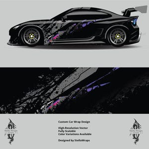 Può includere: Un'auto sportiva nera con un design di rivestimento personalizzato con accenti grigi e viola. L'auto ha uno spoiler e ruote personalizzate. L'immagine include anche una grafica del design del rivestimento e il testo "Custom Car Wrap Design" e "Designed by StellaWraps".