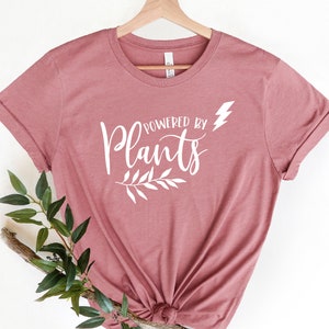 Camisa Vegan Powered By Plants, Regalo vegano, Regalo vegano para mujeres, Camisa de estilo de vida vegano, Camisa Powered By Plants, Regalo de camisa vegana