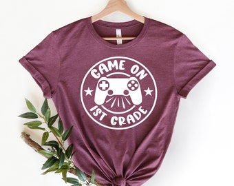 Gioco sulla camicia della prima elementare, camicia dello studente del giocatore, camicia del ritorno a scuola, maglietta dei ragazzi di 1 ° grado, primo giorno di scuola, gioco del primo grado sulla camicia