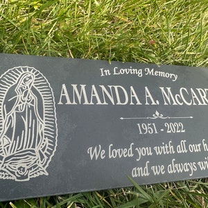 Piedra conmemorativa personalizada Virgen María, placa grabada cristiana para jardín, interior y exterior, seres queridos, mamá, papá, esposo, esposa, hijo, niña y bebé