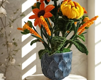Girasole N.4 | Scultura tessile dorata, oggetto d'arte 1/1, vaso in ceramica realizzato a mano