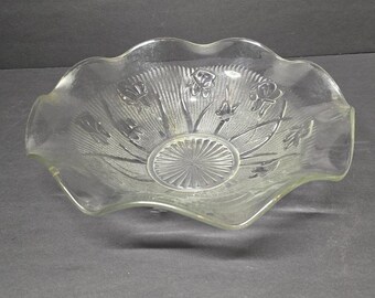 Iris und Herringbone Klar Jeanette Glas Servierschale Starburst Wavy Rim Dish