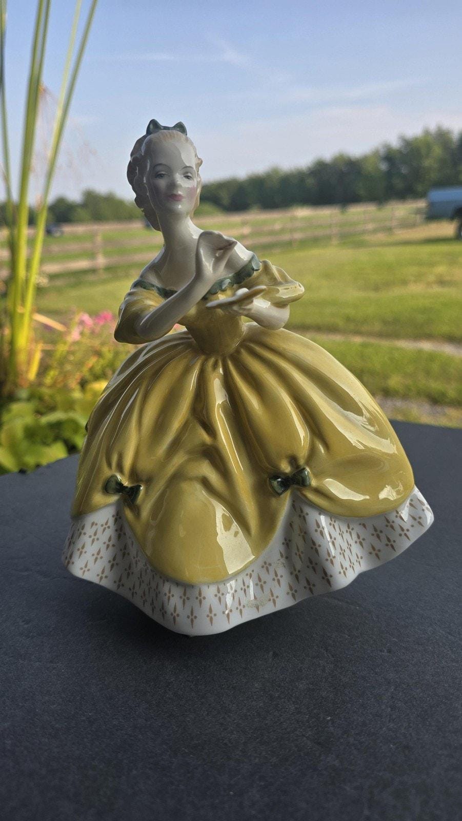 ロイヤルドルトン ラストワルツ フィギュリン 貴婦人 ロイヤルドルトン