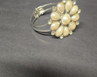 Weiße Perlen Blumen Manschette Armband Damen Strass Silber Ton Modeschmuck