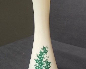 Vintage Milchglas Vase weiß grün Efeu Muster ausgebogter Rand Blumendekor