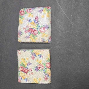 Conjunto de 2 bases para copos quadradas com esmalte chintz e azulejos de cerâmica floral vintage