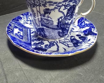 Royal Crown Derby Bone China theekopje en schotel, blauw, wit met gouden rand, gemaakt in Engeland.
