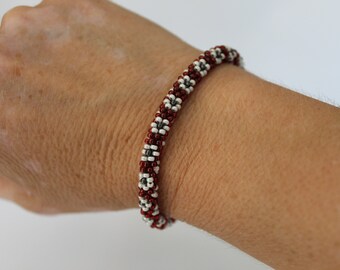 Bracelet au crochet à perles à motifs de fleurs - Canneberge, blanc, gris