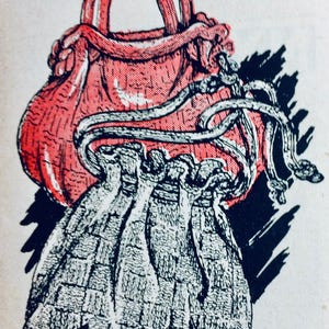 Może przedstawiać: Ilustracja dwóch torebek w stylu vintage. Górna torba jest czerwona z uchwytem, a dolna torba jest szara z wzorem w kratę. Obie torby mają zamknięcie na sznurek i są połączone ozdobnym łańcuchem.