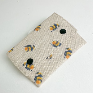 Cartera de tarjetas. Tela de algodón con estampado de abejas. Tamano de bolsillo. Ideal para efectivo y tarjetas. Cartera de abejas, Regalo de maestro, Regalos de abejas para mamá, Nan, Hija