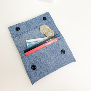 Regalo de regreso a la universidad, juego de regalo de billetera de mezclilla reciclada, billetera de bolsillo, ideal para efectivo y tarjetas, llavero para llave de dormitorio, regalo para estudiante universitario.