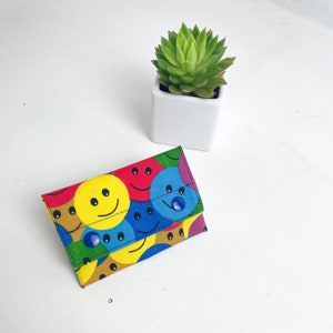 Billetera de bolsillo con cara feliz, colores del arcoíris, ideal para efectivo y tarjetas, tarjetero de regalo para lgbtq, regalo de arcoíris lgbt, billetera con cara feliz.