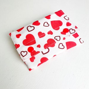 Cartera de tarjetas. Tela de algodón con estampado de corazones rojos. Cartera tamaño bolsillo. Cartera de corazón. Regalo de San Valentín para ella. Billetera en efectivo. Regalo hecho a mano.
