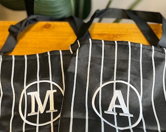 Delantal a rayas personalizado, inicial bordada, regalo personalizado para anfitriones
