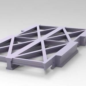 Peut inclure: Structure g&eacute;om&eacute;trique violet clair avec un motif r&eacute;p&eacute;titif de triangles et de rectangles. La structure semble &ecirc;tre faite d'un mat&eacute;riau solide et repose sur une surface blanche. Le design est sym&eacute;trique.
