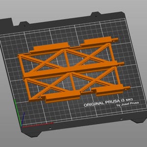 Peut inclure: Pi&egrave;ces orange imprim&eacute;es en 3D avec un design g&eacute;om&eacute;trique, pos&eacute;es sur une surface noire avec un motif quadrill&eacute;. Le texte "ORIGINAL PRUSA i3 MK3 by Josef Prusa" est visible.