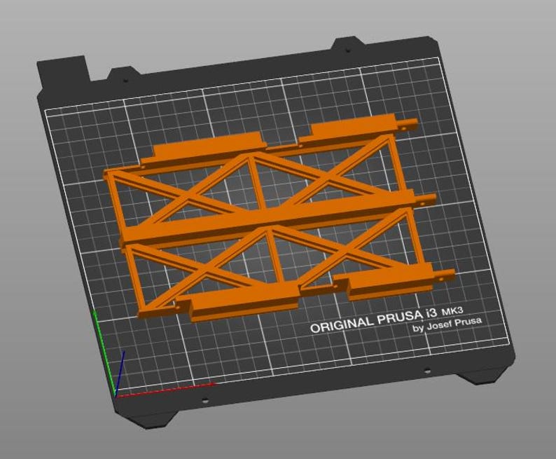 Peut inclure: Pi&egrave;ces orange imprim&eacute;es en 3D avec un design g&eacute;om&eacute;trique, pos&eacute;es sur une surface noire avec un motif quadrill&eacute;. Le texte "ORIGINAL PRUSA i3 MK3 by Josef Prusa" est visible.