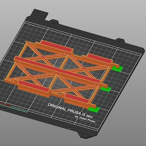 Peut inclure: Structure g&eacute;om&eacute;trique orange et rouge imprim&eacute;e en 3D sur une surface noire avec un motif quadrill&eacute;. Le texte "ORIGINAL PRUSA i3 MK3 by Josef Prusa" est visible sur la surface.