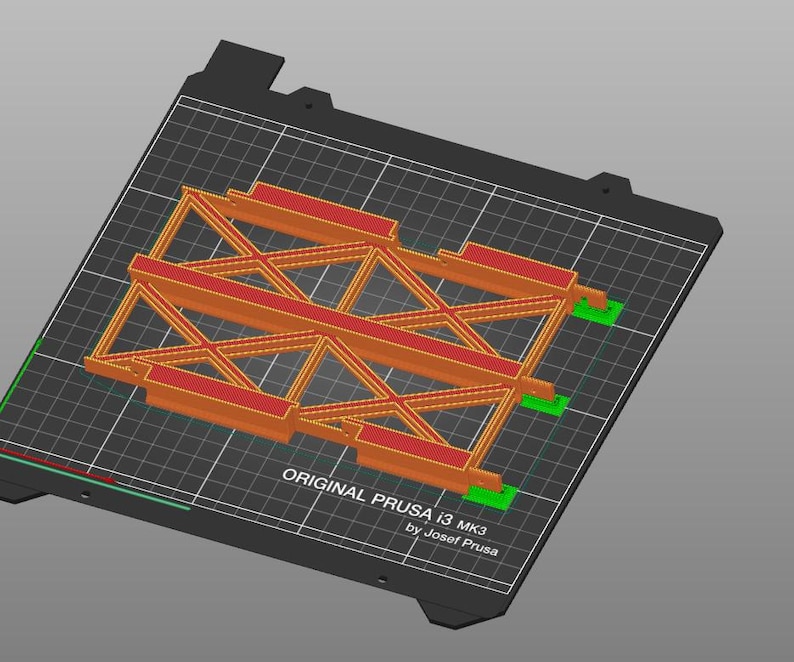 Peut inclure: Structure g&eacute;om&eacute;trique orange et rouge imprim&eacute;e en 3D sur une surface noire avec un motif quadrill&eacute;. Le texte "ORIGINAL PRUSA i3 MK3 by Josef Prusa" est visible sur la surface.
