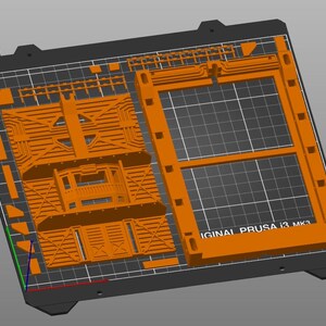 Peut inclure: Une pi&egrave;ce orange imprim&eacute;e en 3D, possiblement pour une imprimante, avec des motifs g&eacute;om&eacute;triques complexes. La pi&egrave;ce est pos&eacute;e sur une surface noire avec un quadrillage. Le texte "IGINAL PRUSA i3 MK3" est visible.