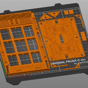 Peut inclure: Un plateau d'imprimante 3D orange avec un motif quadrill&eacute; et diverses formes d&eacute;coup&eacute;es. Le texte "ORIGINAL PRUSA i3 MK3 by Josef Prusa" est visible. Le plateau est rectangulaire avec un bord gris fonc&eacute;.