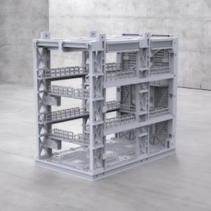 Peut inclure: Maquette architecturale grise claire &agrave; plusieurs niveaux avec des d&eacute;tails complexes. Le mod&egrave;le pr&eacute;sente des passerelles, des poutres de support et divers &eacute;l&eacute;ments structurels. Le design sugg&egrave;re un th&egrave;me futuriste ou industriel, avec un accent sur la pr&eacute;cision et le d&eacute;tail.