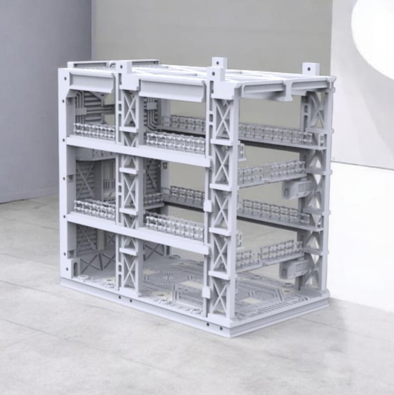 Peut inclure: Maquette architecturale gris clair &agrave; plusieurs niveaux avec des d&eacute;tails complexes. La structure pr&eacute;sente des plateformes, des passerelles et des poutres de support, cr&eacute;ant un design industriel complexe. Le mod&egrave;le est fait d'un mat&eacute;riau solide et uniforme.
