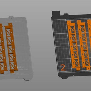 Peut inclure: Deux plateaux d'imprimante 3D avec des structures de support g&eacute;om&eacute;triques orange. L'un est gris avec un indicateur d'axe rouge et vert. L'autre est noir avec le chiffre "2" en orange. Le texte "ORIGINAL FILA A3 MK3" est visible.