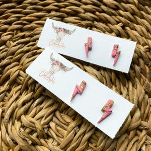 Orecchini a bottone con fulmine Punchy, orecchini Punchy, orecchini western, fulmini rosa, orecchini pendenti in pasta polimerica, orecchini western