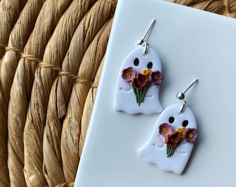 Boucles d'oreilles bouquet fantôme, Boucles d'oreilles automne, Boucles d'oreilles bohèmes, Boucles d'oreilles d'Halloween, Boucles d'oreilles en pâte polymère, Saison fantasmagorique, Bijoux floraux fantômes