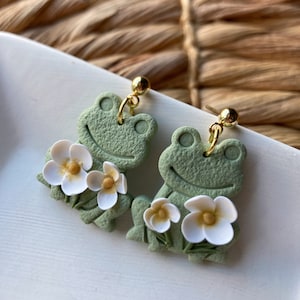 Floral Frog Earrings,  Boho Earrings, Frog Lovers, Cute Gifts, Daisy Earrings, Cottagecore, Polymer Clay Earrings, Floral Flower Earrings,