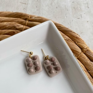 Braune Eier Ohrringe, Huhn Bauer Geschenke, Frühling Schmuck, Ohrringe aus Fimo, Geschenke, Eierkartons, Einzigartige Ohrringe, Huhn Liebhaber