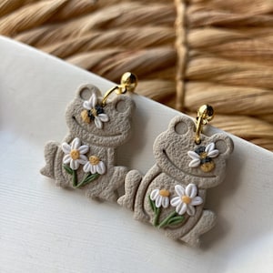 Floral Frog Earrings,  Boho Earrings, Frog Lovers, Cute Gifts, Daisy Earrings, Cottagecore, Polymer Clay Earrings, Floral Flower Earrings,