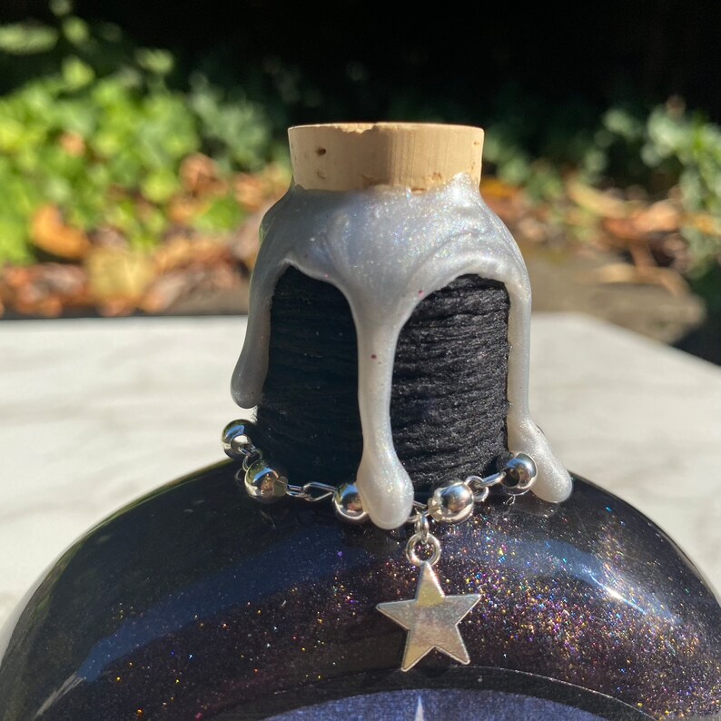 Bottled Starlight | Color Changing Decorative Potion Bottle | Fantasy Bookshelf Decor Bild 3