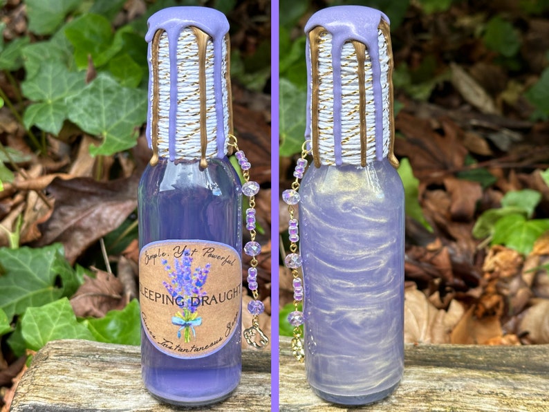 K&ouml;nnte beinhalten: Eine kleine Glasflasche mit einer violetten Fl&uuml;ssigkeit und goldenen Akzenten. Die Flasche hat ein Etikett mit der Aufschrift "Simple. Yet Powerful. SLEEPING DRAUGHT. Once the fantastical...