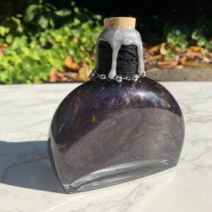 Bottled Starlight | Color Changing Decorative Potion Bottle | Fantasy Bookshelf Decor Bild 5