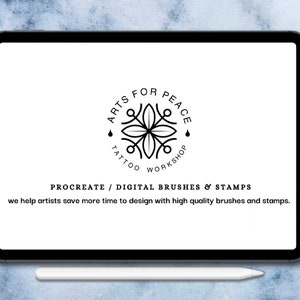 K&ouml;nnte beinhalten: Ein schwarzes Tablet zeigt das Logo des Arts for Peace Tattoo Workshop, ein kreisf&ouml;rmiges Blumendesign. Darunter steht "PROCREATE / DIGITAL BRUSHES & STAMPS" und eine Beschreibung. Ein wei&szlig;er Stift liegt darunter.