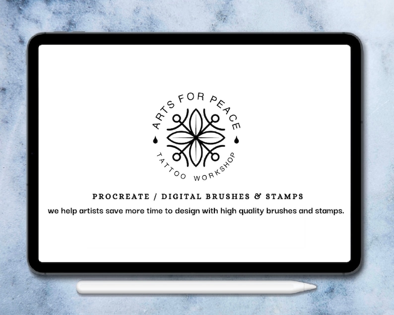 K&ouml;nnte beinhalten: Ein schwarzes Tablet zeigt das Logo des Arts for Peace Tattoo Workshop, ein kreisf&ouml;rmiges Blumendesign. Darunter steht "PROCREATE / DIGITAL BRUSHES & STAMPS" und eine Beschreibung. Ein wei&szlig;er Stift liegt darunter.