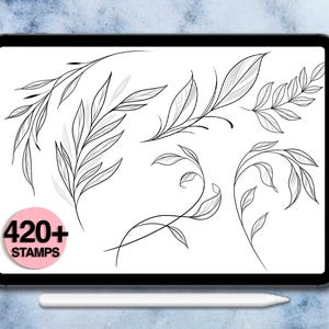 K&ouml;nnte beinhalten: Auf einem Tablet-Bildschirm werden schwarze botanische Strichzeichnungen von Bl&auml;ttern und Ranken gezeigt. Ein rosa Kreis mit dem Text "420+ STAMPS" ist zu sehen. Unten befindet sich ein wei&szlig;er Stift. F&uuml;r digitale Designs.