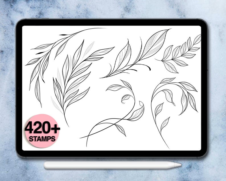 K&ouml;nnte beinhalten: Auf einem Tablet-Bildschirm werden schwarze botanische Strichzeichnungen von Bl&auml;ttern und Ranken gezeigt. Ein rosa Kreis mit dem Text "420+ STAMPS" ist zu sehen. Unten befindet sich ein wei&szlig;er Stift. F&uuml;r digitale Designs.