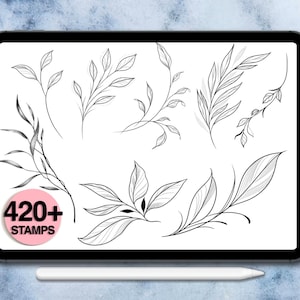 K&ouml;nnte beinhalten: Ein digitales Tablet zeigt schwarz-wei&szlig;e botanische Illustrationen von Bl&auml;ttern und Zweigen. Die Designs variieren in Stil und Anordnung. Ein rosa Kreis mit dem Text "420+ STAMPS" ist sichtbar. Ein wei&szlig;er Stift liegt darunter.