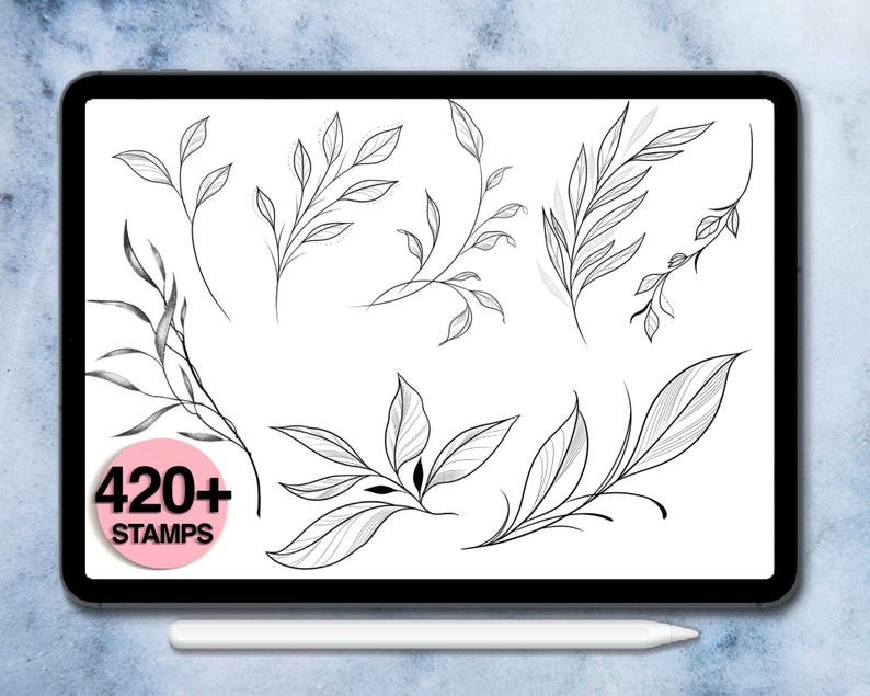 K&ouml;nnte beinhalten: Ein digitales Tablet zeigt schwarz-wei&szlig;e botanische Illustrationen von Bl&auml;ttern und Zweigen. Die Designs variieren in Stil und Anordnung. Ein rosa Kreis mit dem Text "420+ STAMPS" ist sichtbar. Ein wei&szlig;er Stift liegt darunter.